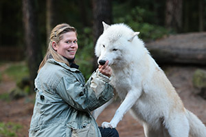 Julia Sebestian mit Wölfen